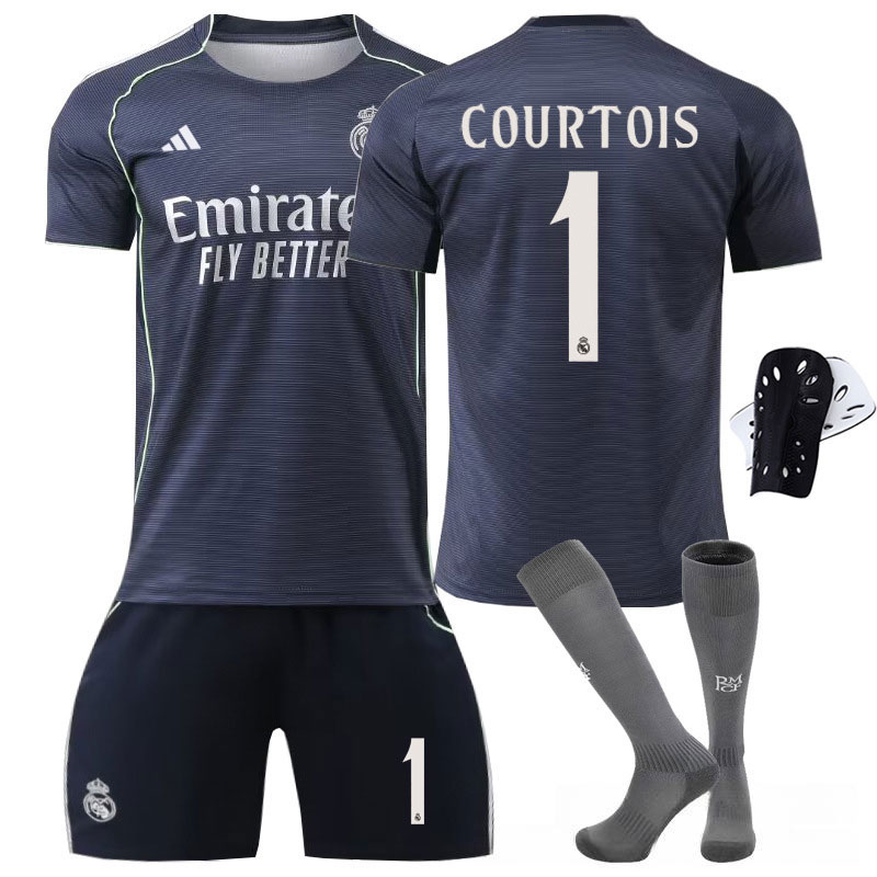 Real Madrid bortedrakt 2025/26 barn med Courtois 1 og klubbemblem