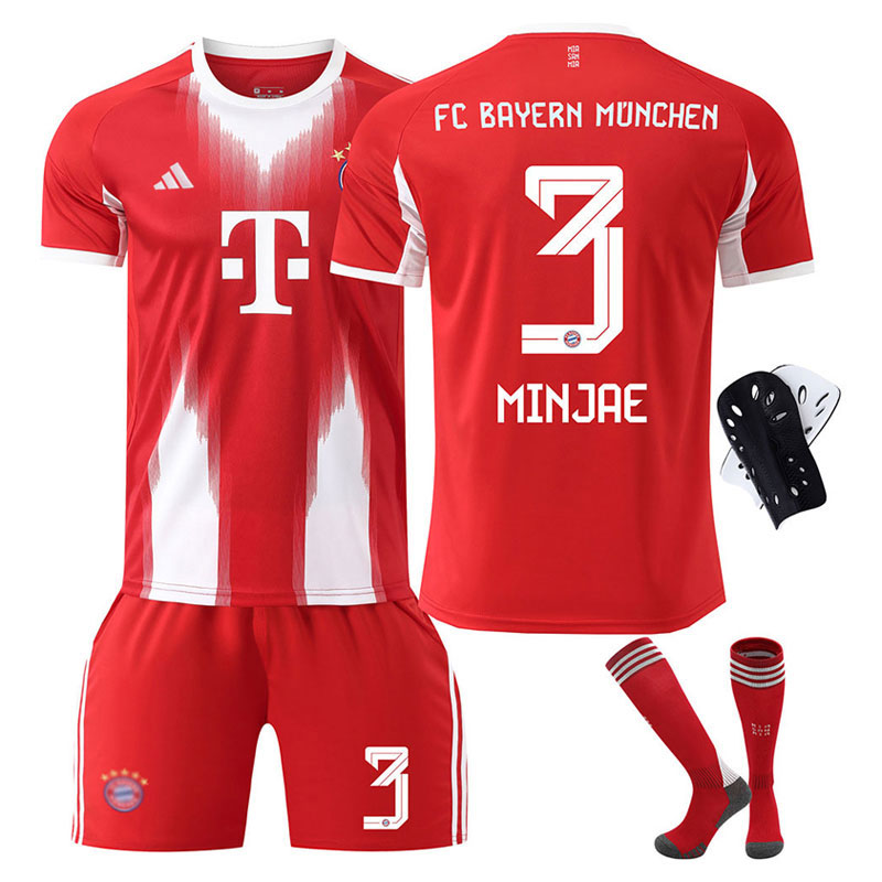 FC Bayern barnedrakt 2025/26 med Minjae 3 - hjemmedrakt + shorts