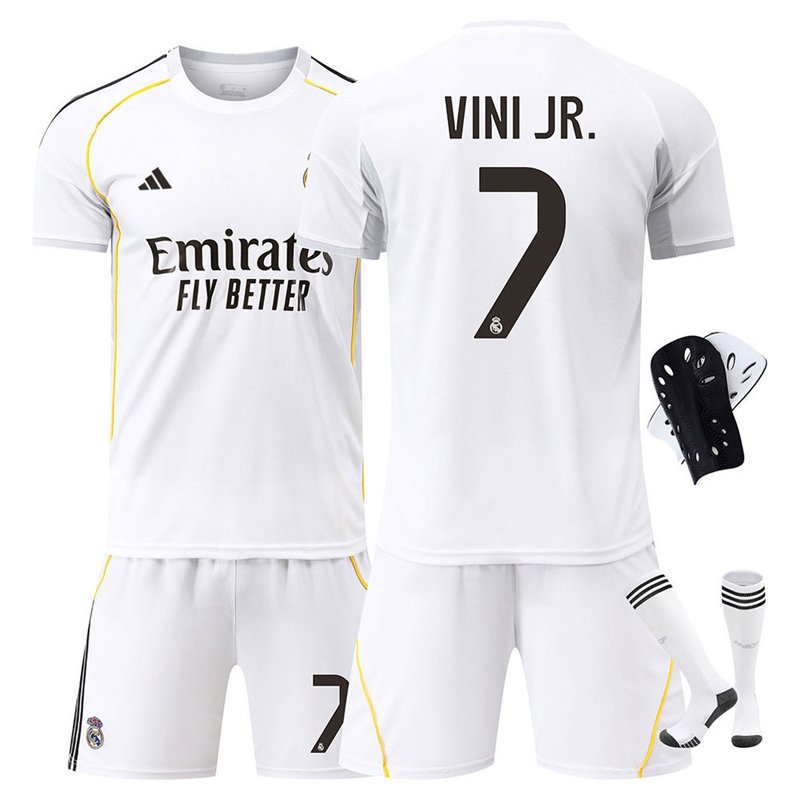 Real Madrid hjemmedrakt 2025/26 sett med Vini Jr. 7 - trøye og shorts