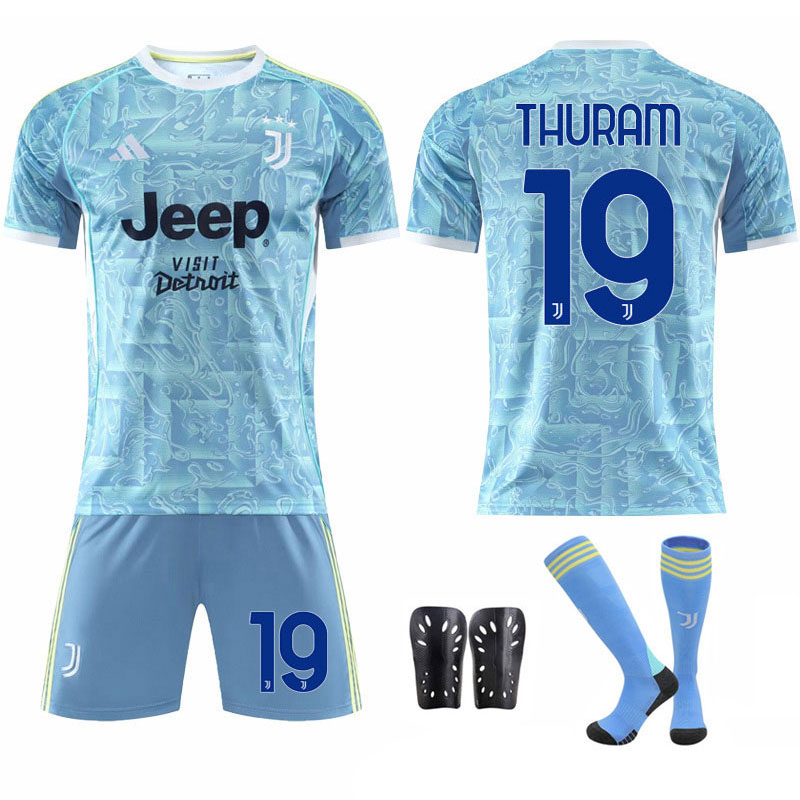 Juventus bortedrakt 2025/26 - fotballtrøye og shorts med Thuram 19 trykk