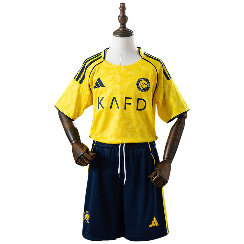 Barne Al-Nassr 25-26 hjemmedrakt - gul fotballdrakt med shorts Barne Al-Nassr 25/26 hjemmedrakt - gul fotballdrakt med shorts
