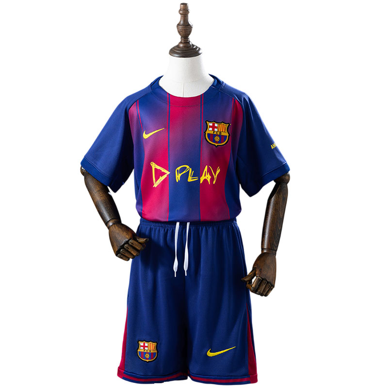 DPLAY x Barcelona barne draktsett 2025/26 med trøye og shorts