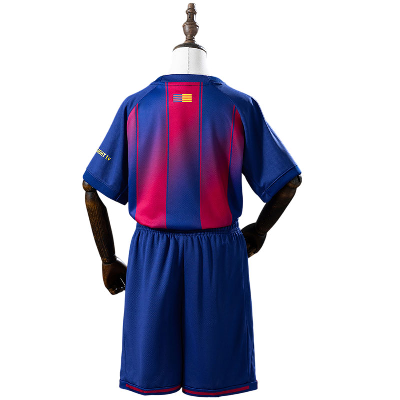 FC Barcelona barnedrakt 2025-26 DPLAY Kids Kit FC Barcelona barnedrakt 2025/26 DPLAY Kids Kit