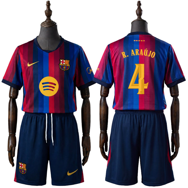FC Barcelona drakt barn 2026/27 med R. Araújo 4 – hjemmedrakt med shorts